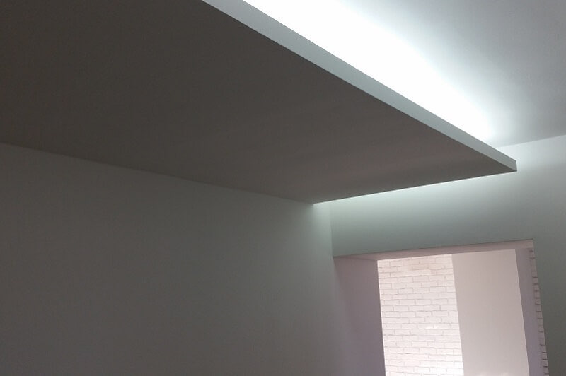 Abgehängte Decke mit indirekter Beleuchtung in einer Lichtvoute