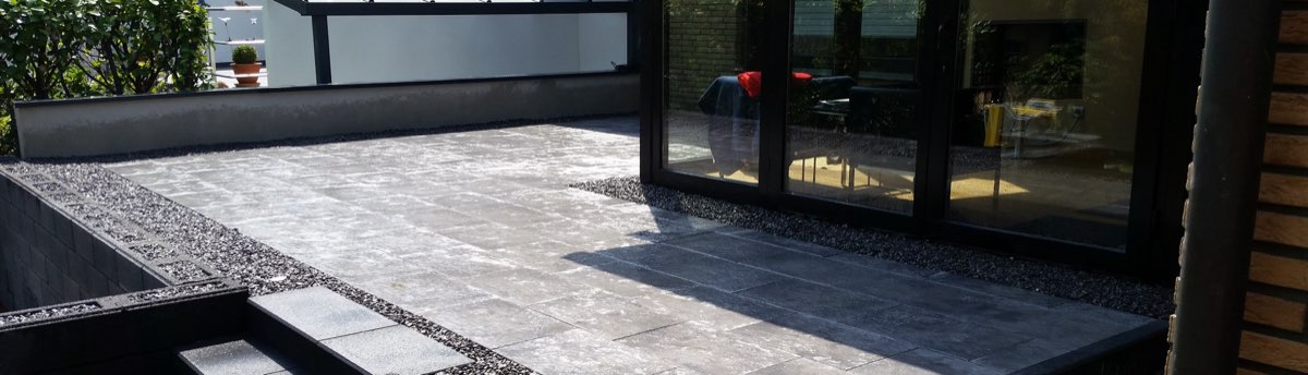 Fertige Terrasse mit großformatigem Plattenbelag