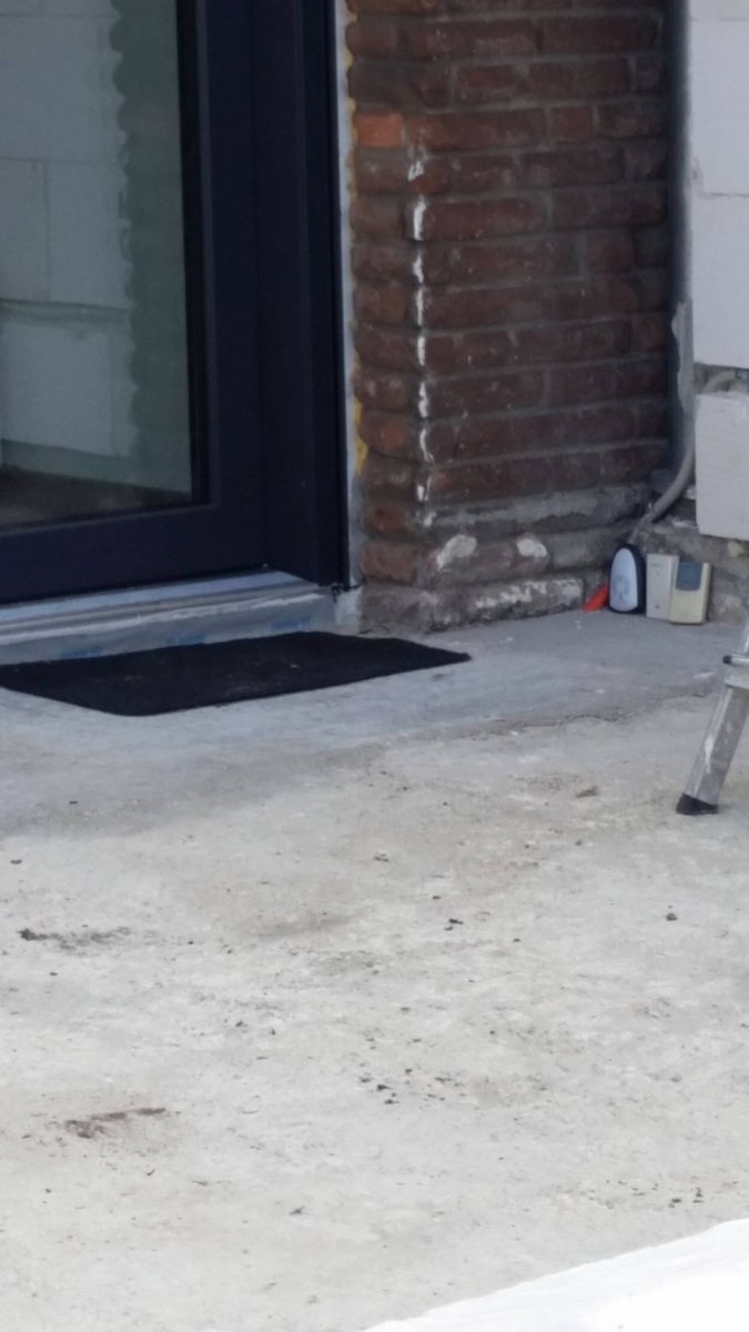 Vorbereiteter Terrassenuntergrund am Anschluss zum Bestandsgebäude